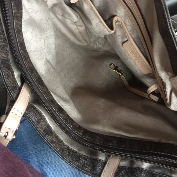 Michael Kors purse. - Picture 1 of 2